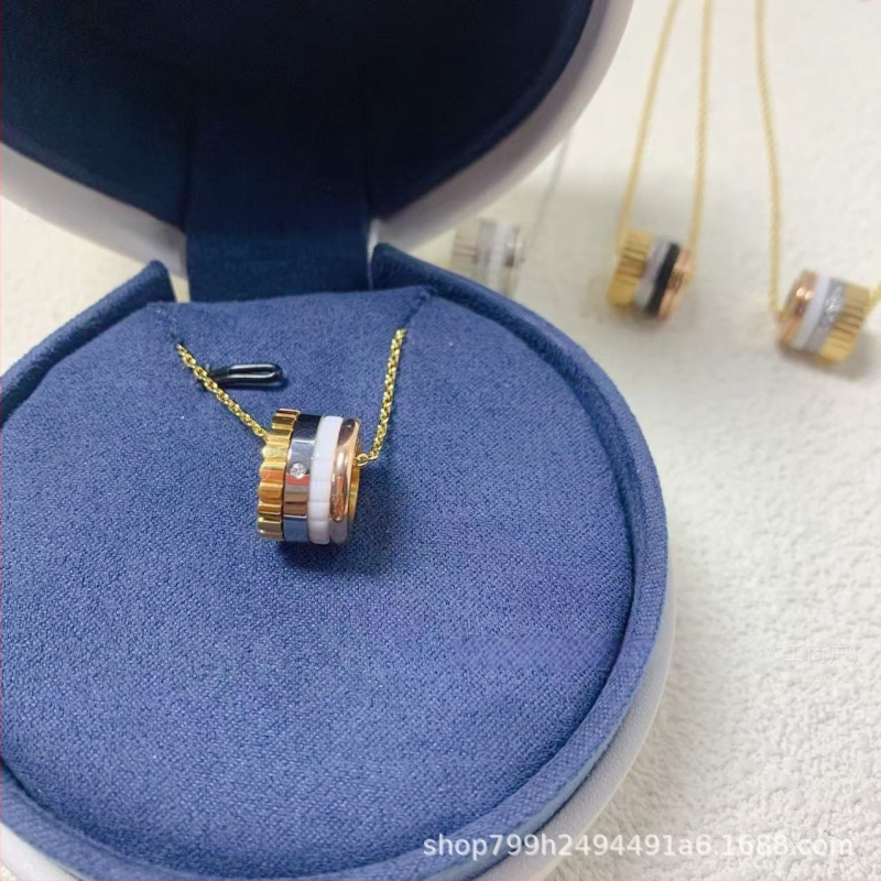 Van Bolo ģeometrisks zobu motīvs keramikas kaklars ar dimantu akcentiem; Izcelsme: Guangdong; Launings: 2025. gada pavasaris; Materiāls: keramika ar diamantu intarsijām