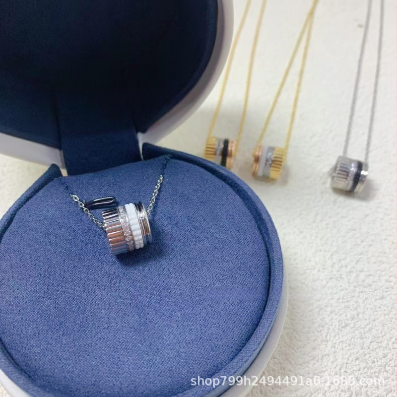 Van Bolo ģeometrisks zobu motīvs keramikas kaklars ar dimantu akcentiem; Izcelsme: Guangdong; Launings: 2025. gada pavasaris; Materiāls: keramika ar diamantu intarsijām