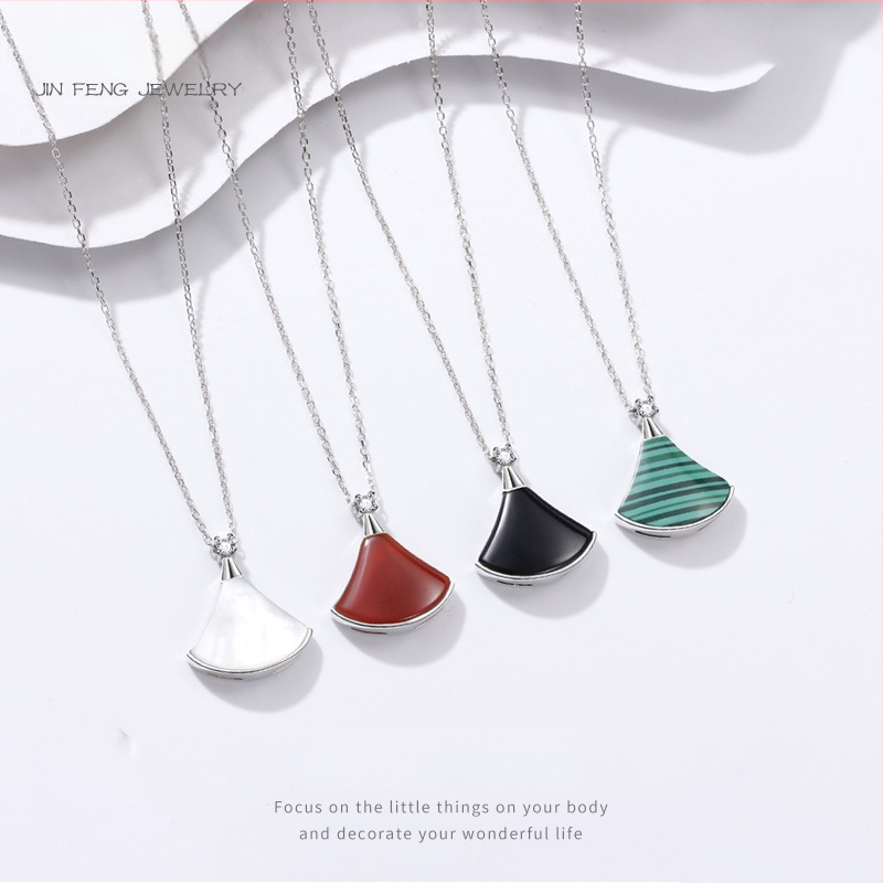 925 sudraba kaklarota ar ventilatora formas kulonu, krustveida ķēde, regulējama garuma 21–50 cm, svars 2,4 g