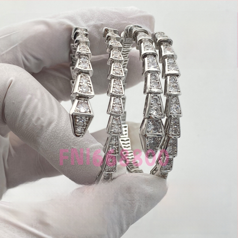 Čūskas formas rokassprādze ar atvērtu dizainu, Materiāls: V gold; Apstrāde: dimants; Svars: 16.5; Sezona: pavasaris 2025