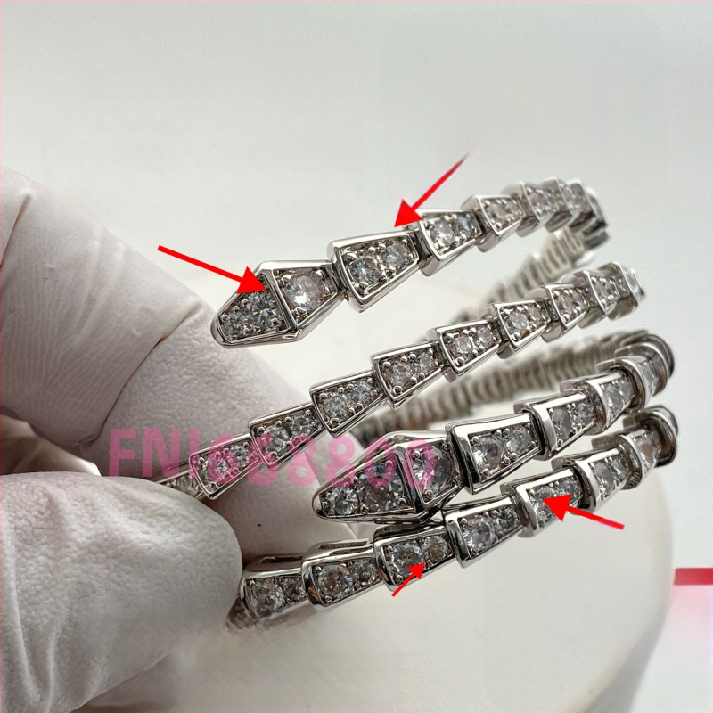 Čūskas formas rokassprādze ar atvērtu dizainu, Materiāls: V gold; Apstrāde: dimants; Svars: 16.5; Sezona: pavasaris 2025