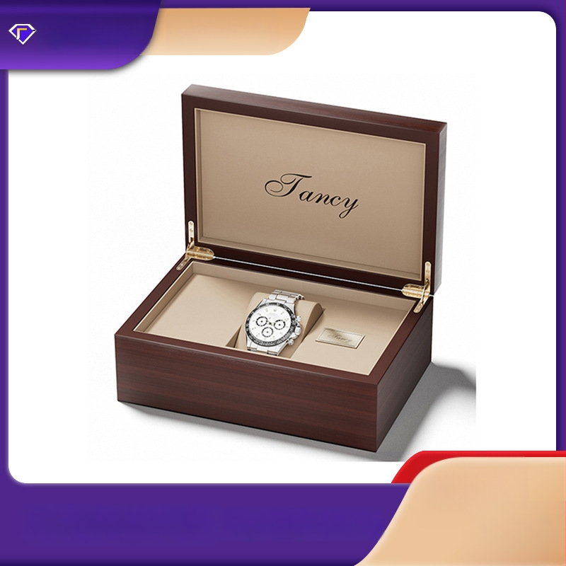 Puidust kellakarp nimepliiaga ja lakitud viimistlusega