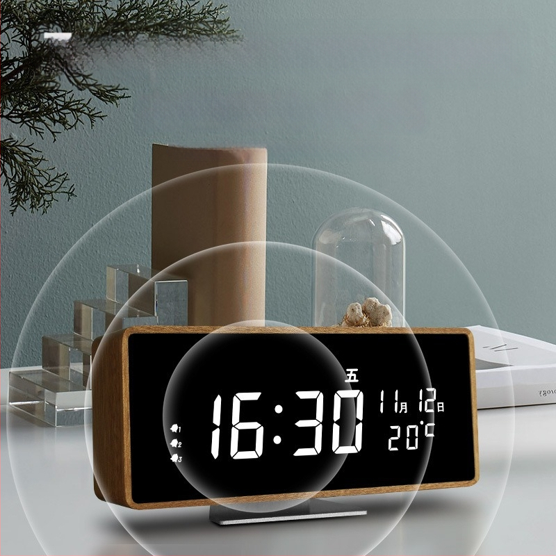 Mormon äratuskell, tammest korpus, LED-numbriline display, akudega toidetav elektrooniline liikumine, termomeeter ja nädalapäeva kuvamine