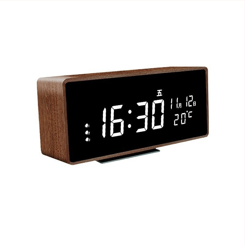 Mormon äratuskell, tammest korpus, LED-numbriline display, akudega toidetav elektrooniline liikumine, termomeeter ja nädalapäeva kuvamine