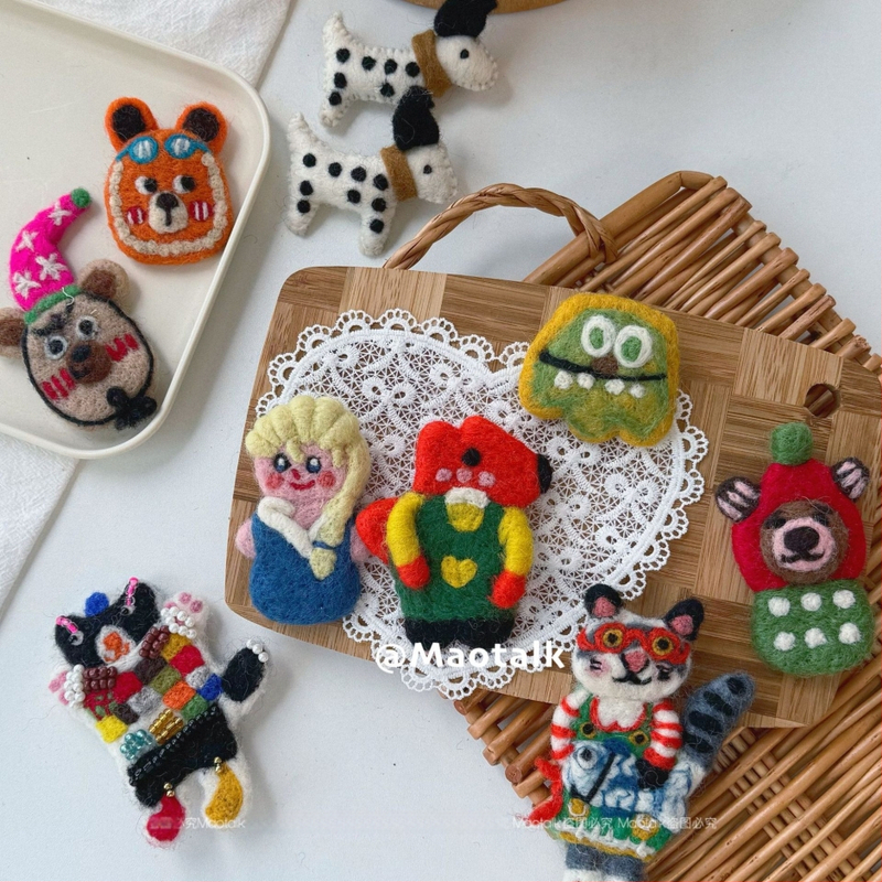 Broš od vunenog filca, ručna izrada, crtani motiv medvjed i dalmatinac, dekorativni dodatak