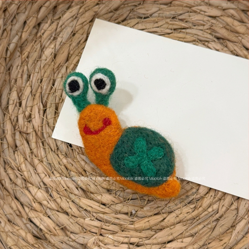 Broš od vunenog filca, ručna izrada, crtani motiv medvjed i dalmatinac, dekorativni dodatak