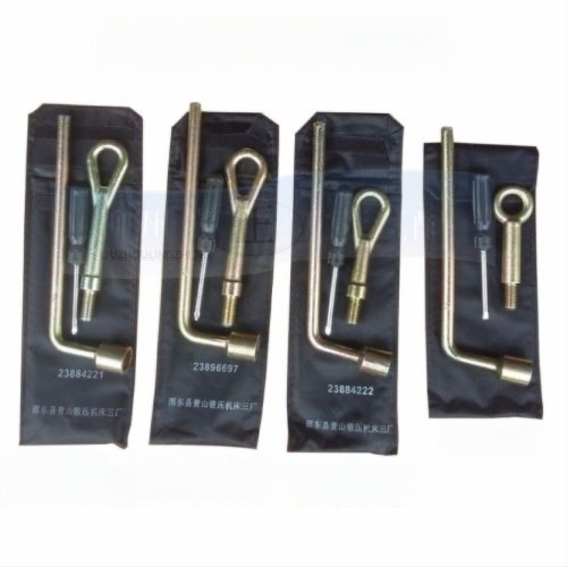 Automobiļa instrumentu komplekts: riepu atslēga, vilkšanas āķis, piekabes āķis, riepu manšete