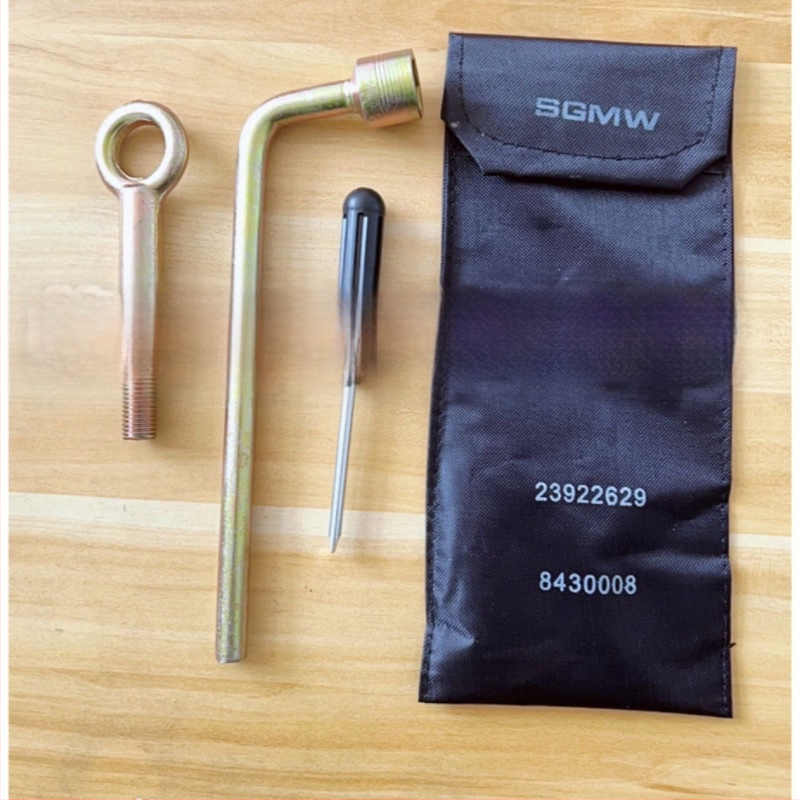 Automobiļa instrumentu komplekts: riepu atslēga, vilkšanas āķis, piekabes āķis, riepu manšete