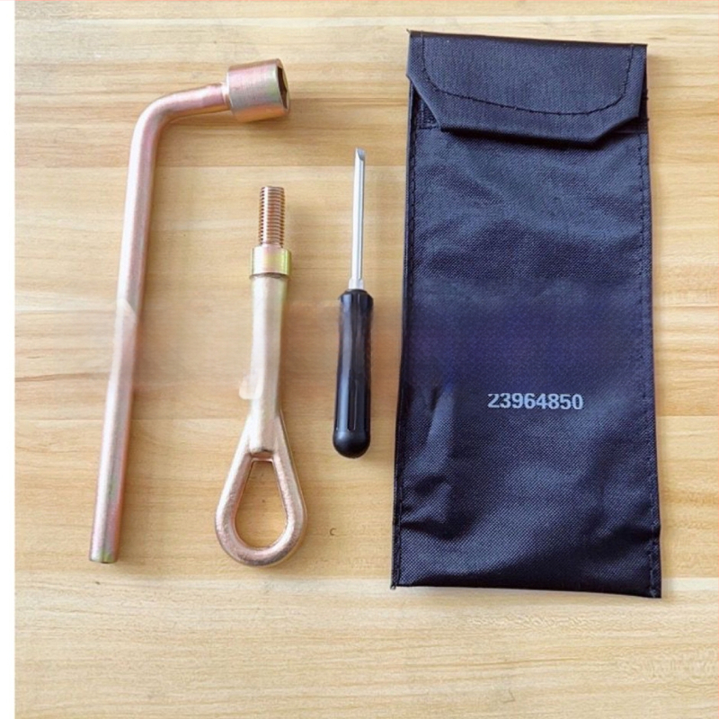 Automobiļa instrumentu komplekts: riepu atslēga, vilkšanas āķis, piekabes āķis, riepu manšete