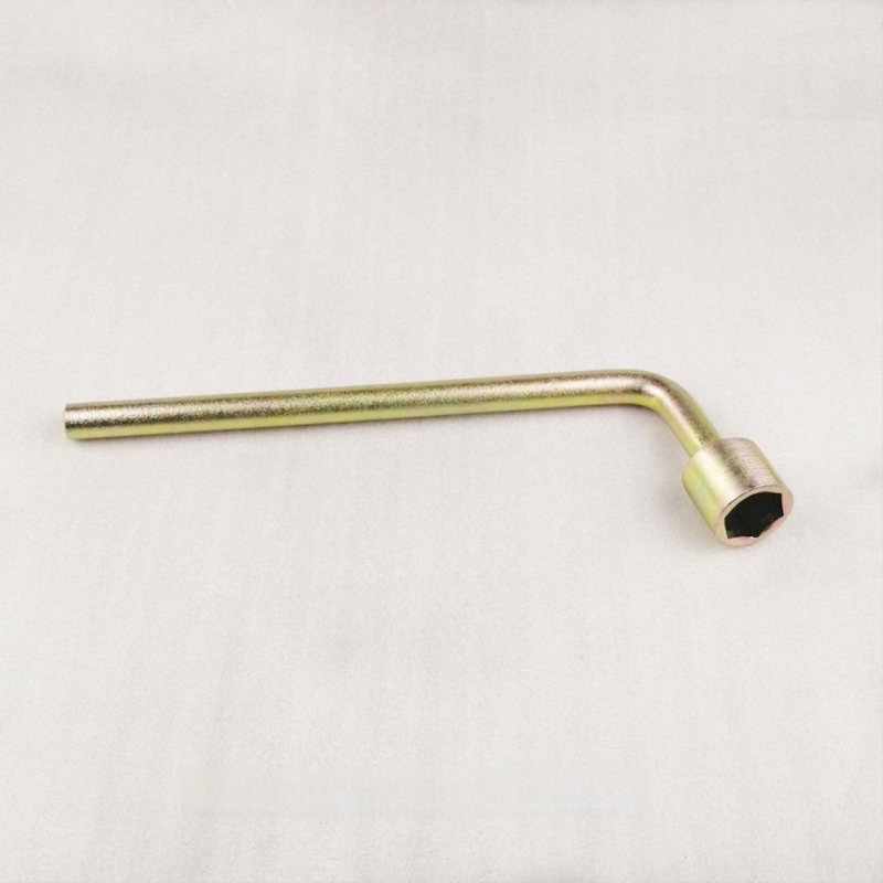 Automobiļa instrumentu komplekts: riepu atslēga, vilkšanas āķis, piekabes āķis, riepu manšete