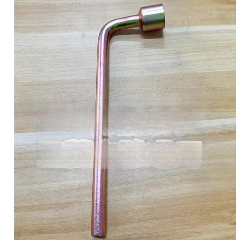 Automobiļa instrumentu komplekts: riepu atslēga, vilkšanas āķis, piekabes āķis, riepu manšete