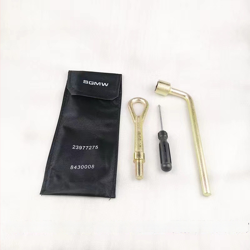 Automobiļa instrumentu komplekts: riepu atslēga, vilkšanas āķis, piekabes āķis, riepu manšete