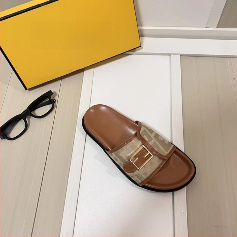 Naistele mõeldud naha ülaosa ja ühe rihmaga sussid, paks kummijalus, tähtmustriga, vabaajastiil