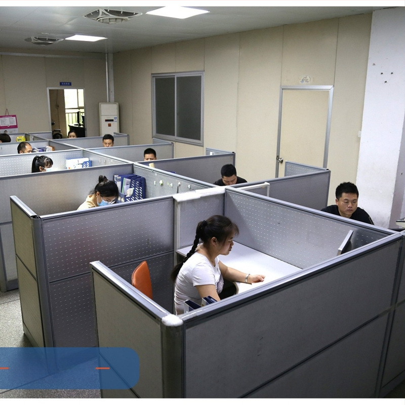 LED-digitaalne äratuskell häälejuhtimisega, kalendri 24-tunnise kuvaga, termomeeter ja öine taustvalgustus