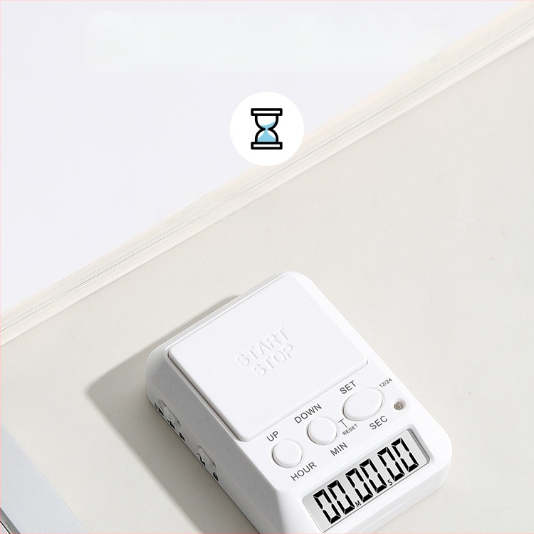 Mehaaniline liikumine; analoogne näidik; ümmargune kuju; toidetakse patareidega