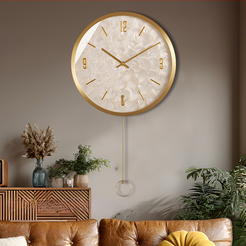 Seinakell — ümmargune, messingust korpus, kvartsiliikumine, patareiga toidetav, dekoratiivne