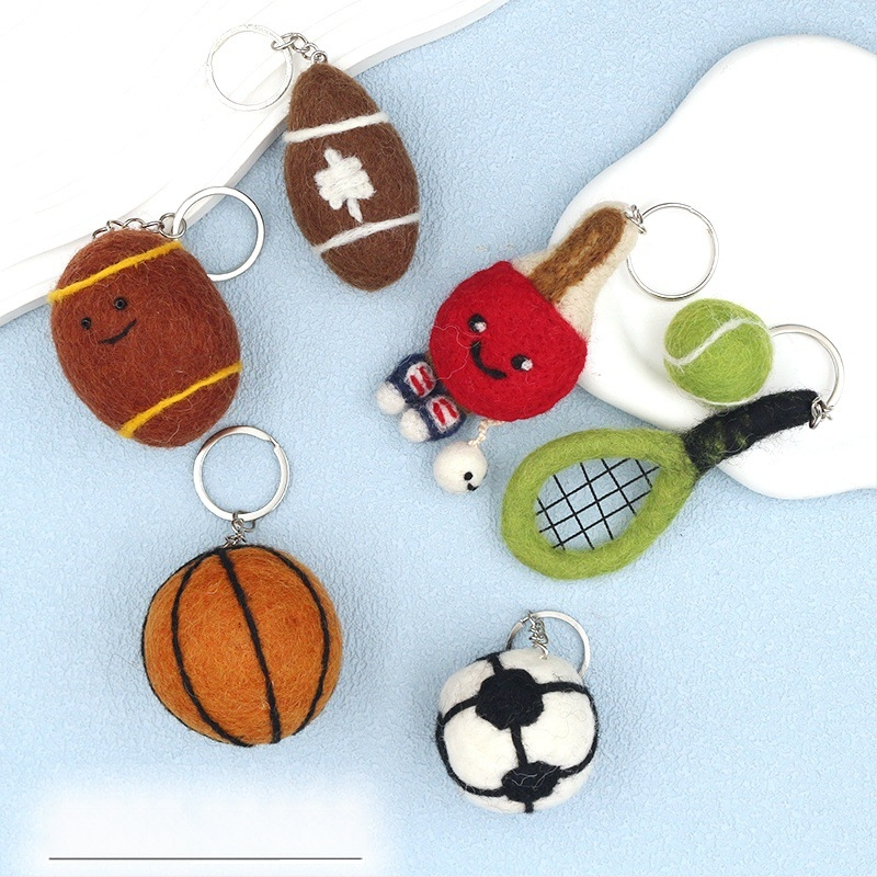 Atslēgu piekariņš no Nepāles vilnas filca – 3D futbols, basketbols un regbi, somas piekariņš no filca (Izcelsme Yiwu; roku darbs; vilna; vasara 2025)