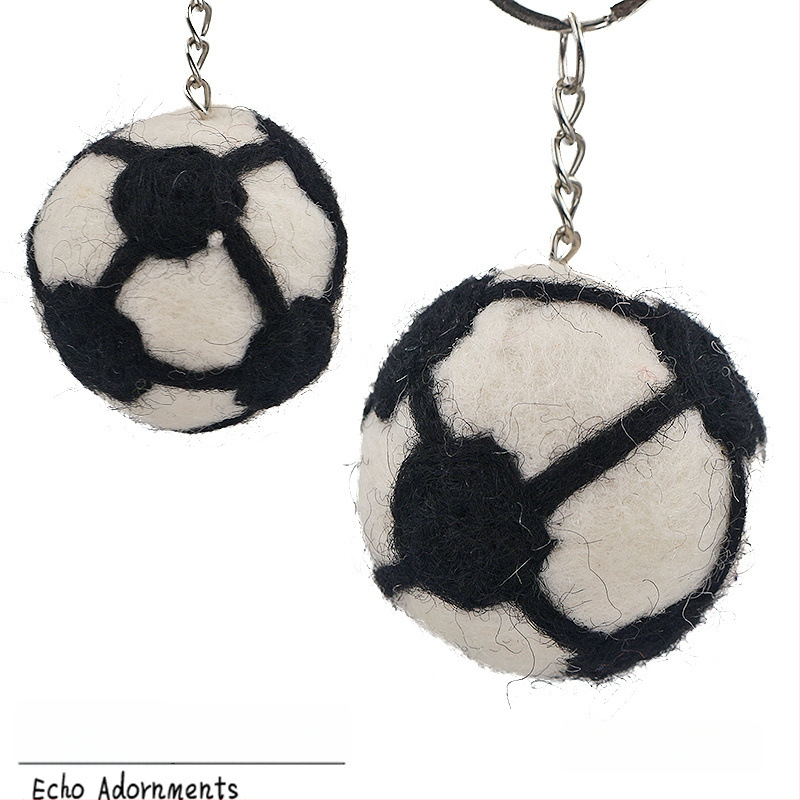 Atslēgu piekariņš no Nepāles vilnas filca – 3D futbols, basketbols un regbi, somas piekariņš no filca (Izcelsme Yiwu; roku darbs; vilna; vasara 2025)