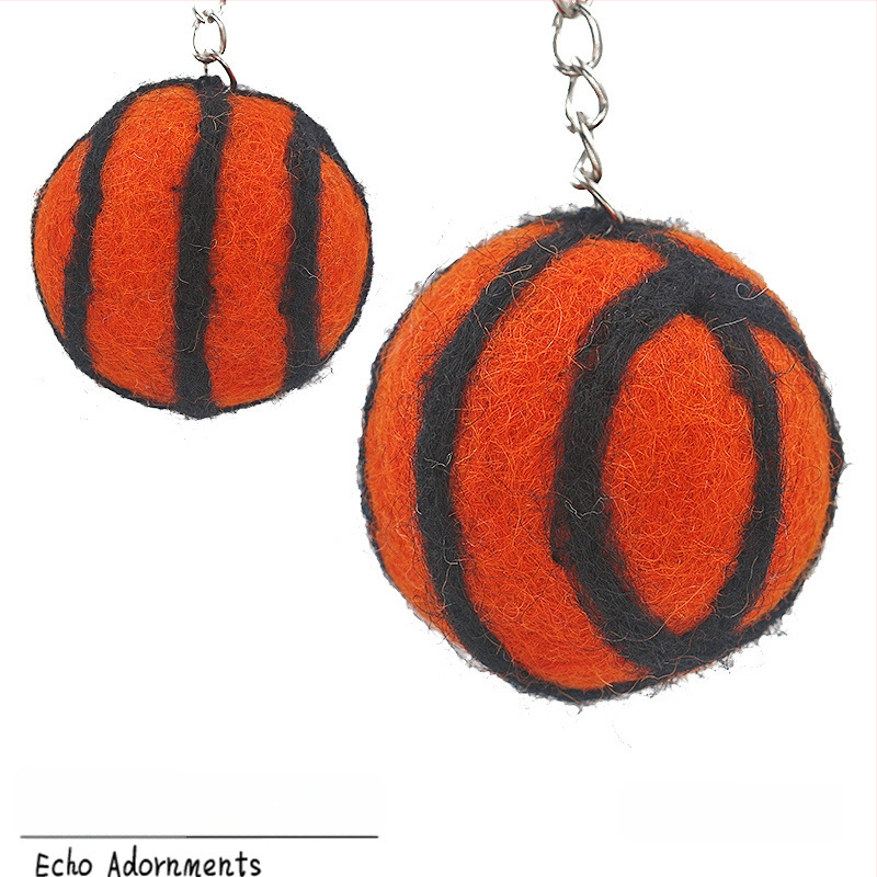 Atslēgu piekariņš no Nepāles vilnas filca – 3D futbols, basketbols un regbi, somas piekariņš no filca (Izcelsme Yiwu; roku darbs; vilna; vasara 2025)