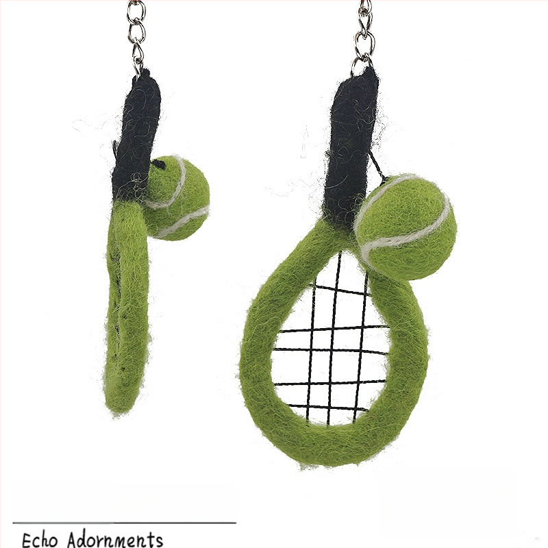 Atslēgu piekariņš no Nepāles vilnas filca – 3D futbols, basketbols un regbi, somas piekariņš no filca (Izcelsme Yiwu; roku darbs; vilna; vasara 2025)