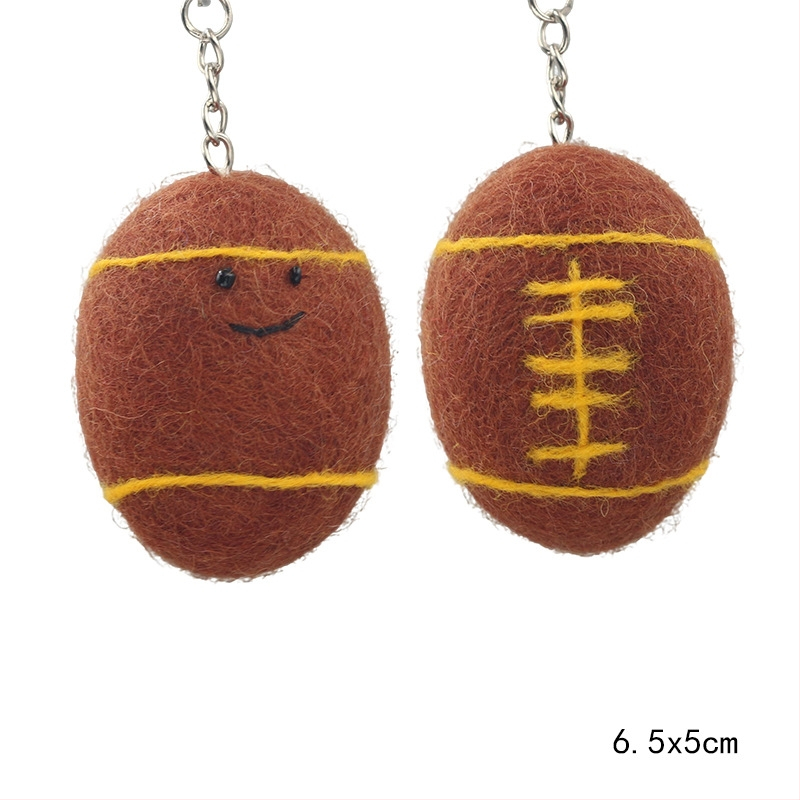 Atslēgu piekariņš no Nepāles vilnas filca – 3D futbols, basketbols un regbi, somas piekariņš no filca (Izcelsme Yiwu; roku darbs; vilna; vasara 2025)