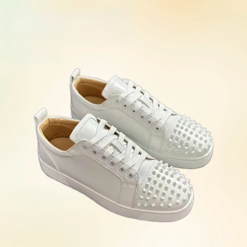 Platvormkingad, ülemine materjal: kahekordne veisnahk ja kunstnahk; ümmarguse ninaga; madal kand 1–3 cm; nööridega kinnituv; kummist tald.