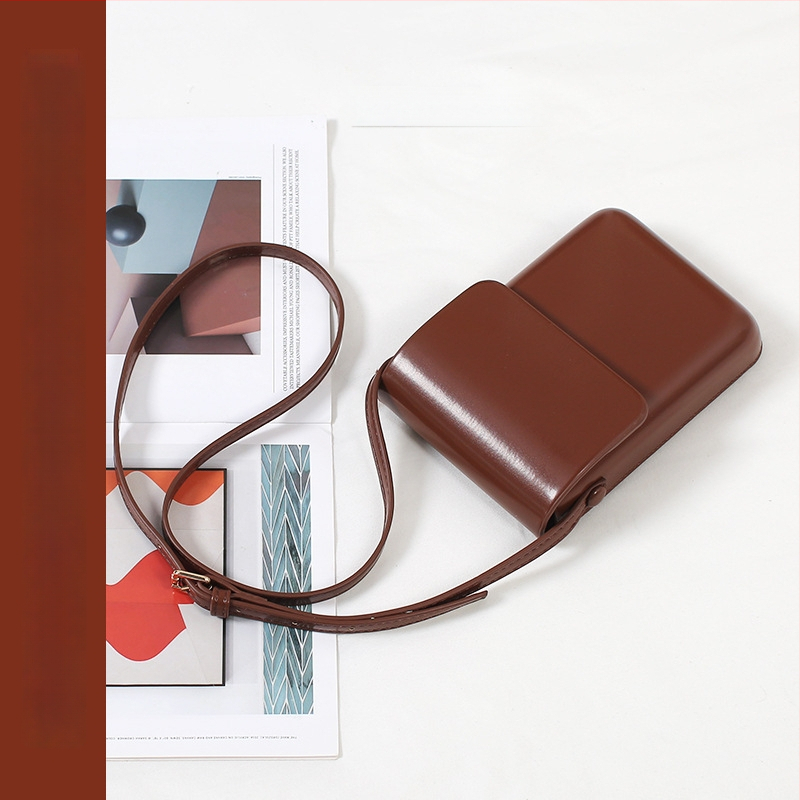 PU vertikāla kvadrātveida soma ar flaneles oderējumu, vāciņa aizvērums, iekšējā kabata mobajam telefonam un viena plecu siksna