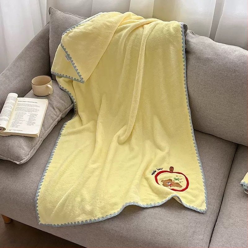 Apple Bear σετ τριών πετσών μπάνιου, εξαιρετικά απορροφητικό, γρήγορο στέγνωμα; Υλικό: Coral fleece; Βάρος: 200–300 g; Νήμα: 150D; Διαδικασία παραγωγής: 81044; Κατηγορία: πετσέτα μπάνιου/παραλίας