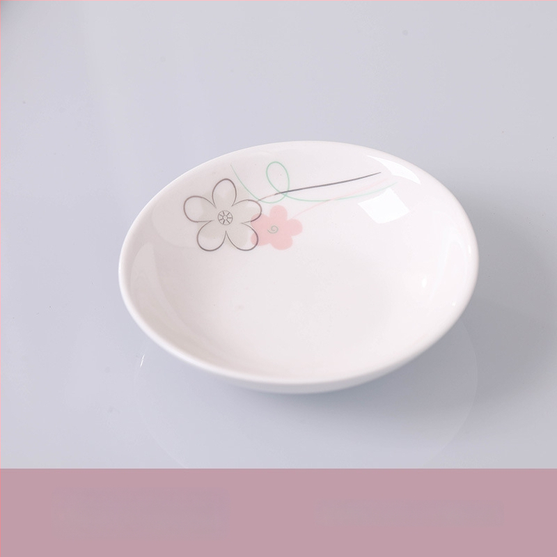 Keraminis stalo servizo rinkinys: ryžių dubenėliai, sriubos dubenėliai ir lėkštės; kaulinis porcelianas (>36% kaulo); gėlių raštas; dažyta glazūra; tinkamas mikrobangų krosnelėms.