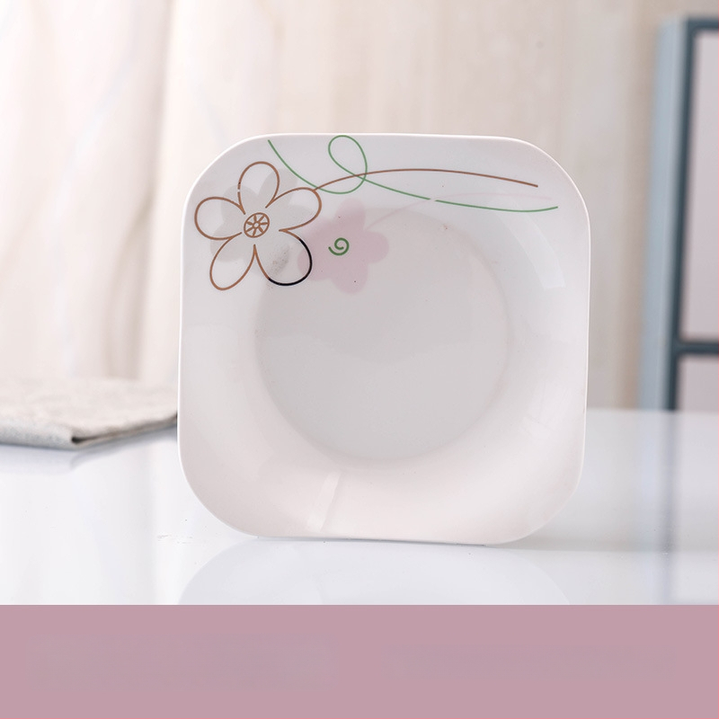 Keraminis stalo servizo rinkinys: ryžių dubenėliai, sriubos dubenėliai ir lėkštės; kaulinis porcelianas (>36% kaulo); gėlių raštas; dažyta glazūra; tinkamas mikrobangų krosnelėms.