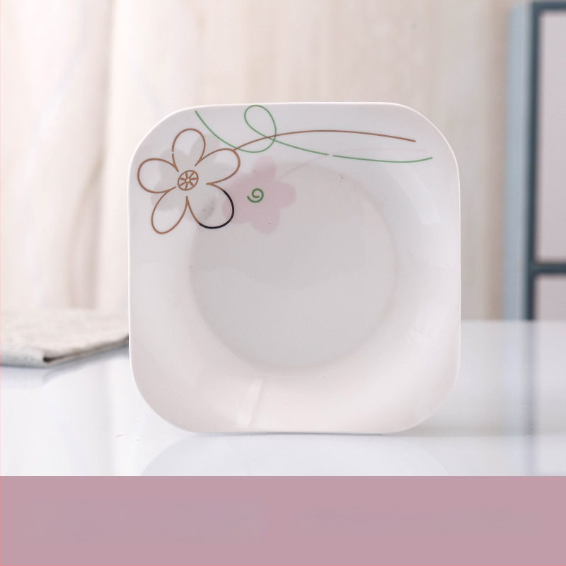 Keraminis stalo servizo rinkinys: ryžių dubenėliai, sriubos dubenėliai ir lėkštės; kaulinis porcelianas (>36% kaulo); gėlių raštas; dažyta glazūra; tinkamas mikrobangų krosnelėms.