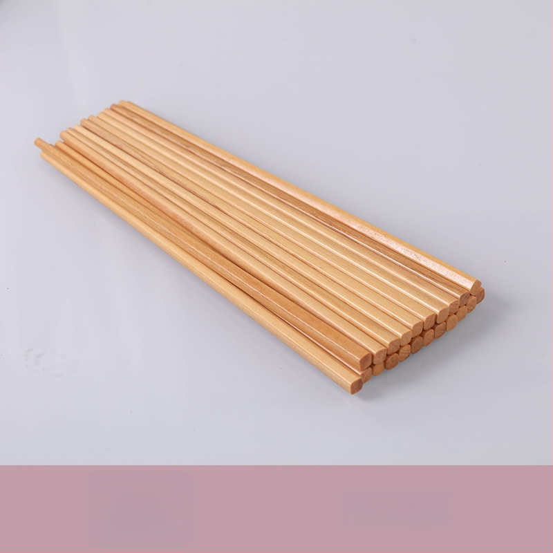 Keraminis stalo servizo rinkinys: ryžių dubenėliai, sriubos dubenėliai ir lėkštės; kaulinis porcelianas (>36% kaulo); gėlių raštas; dažyta glazūra; tinkamas mikrobangų krosnelėms.