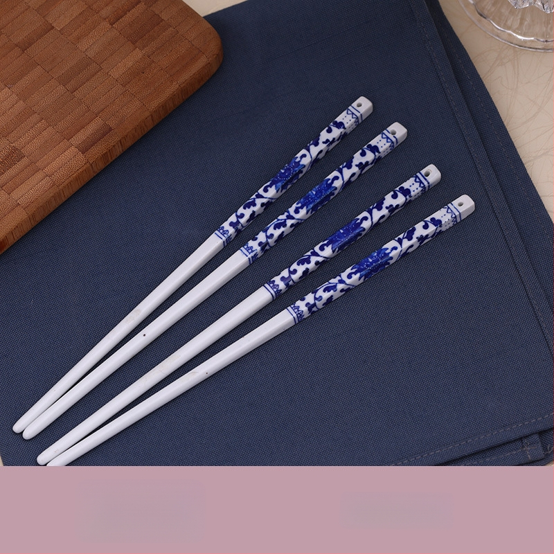 Keraminis stalo servizo rinkinys: ryžių dubenėliai, sriubos dubenėliai ir lėkštės; kaulinis porcelianas (>36% kaulo); gėlių raštas; dažyta glazūra; tinkamas mikrobangų krosnelėms.