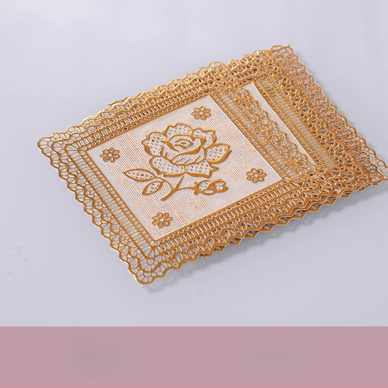 Keraminis stalo servizo rinkinys: ryžių dubenėliai, sriubos dubenėliai ir lėkštės; kaulinis porcelianas (>36% kaulo); gėlių raštas; dažyta glazūra; tinkamas mikrobangų krosnelėms.