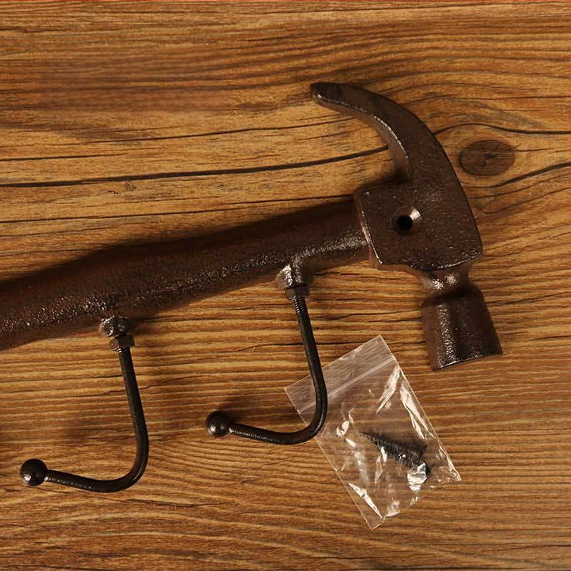 Kalapács alakú falidísz öntöttvasból, beltéri dekoráció