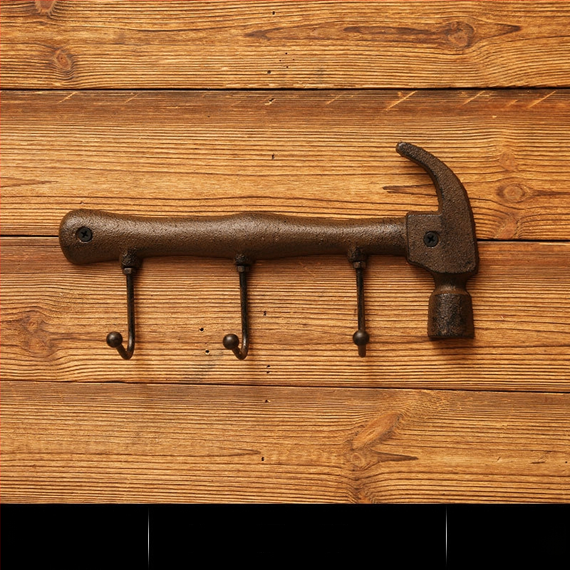 Kalapács alakú falidísz öntöttvasból, beltéri dekoráció