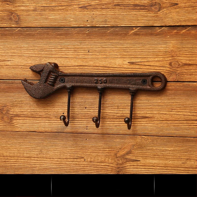 Kalapács alakú falidísz öntöttvasból, beltéri dekoráció