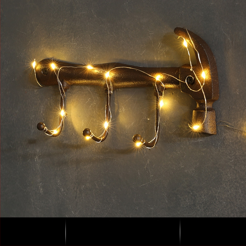 Kalapács alakú falidísz öntöttvasból, beltéri dekoráció