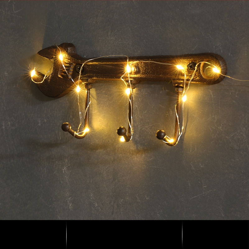 Kalapács alakú falidísz öntöttvasból, beltéri dekoráció