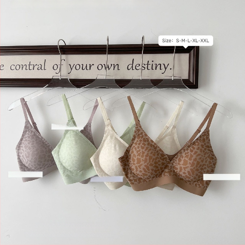 Bešveidīgs krūšturis ar leoparda rakstu, neilona audums ar spandeksa pamatni, 3/4 krūšuforma ar plānām veidotām kupām, aizmugurē divu rindu sprādze