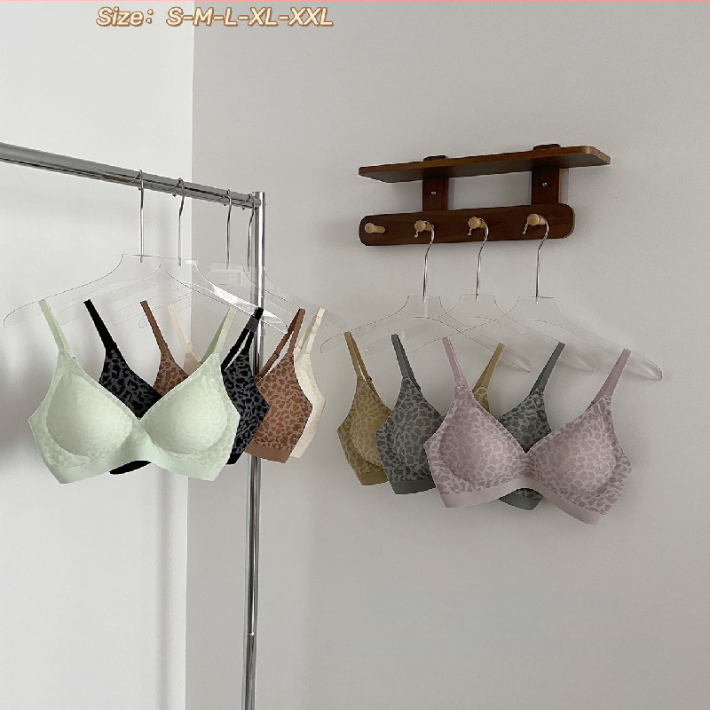 Bešveidīgs krūšturis ar leoparda rakstu, neilona audums ar spandeksa pamatni, 3/4 krūšuforma ar plānām veidotām kupām, aizmugurē divu rindu sprādze