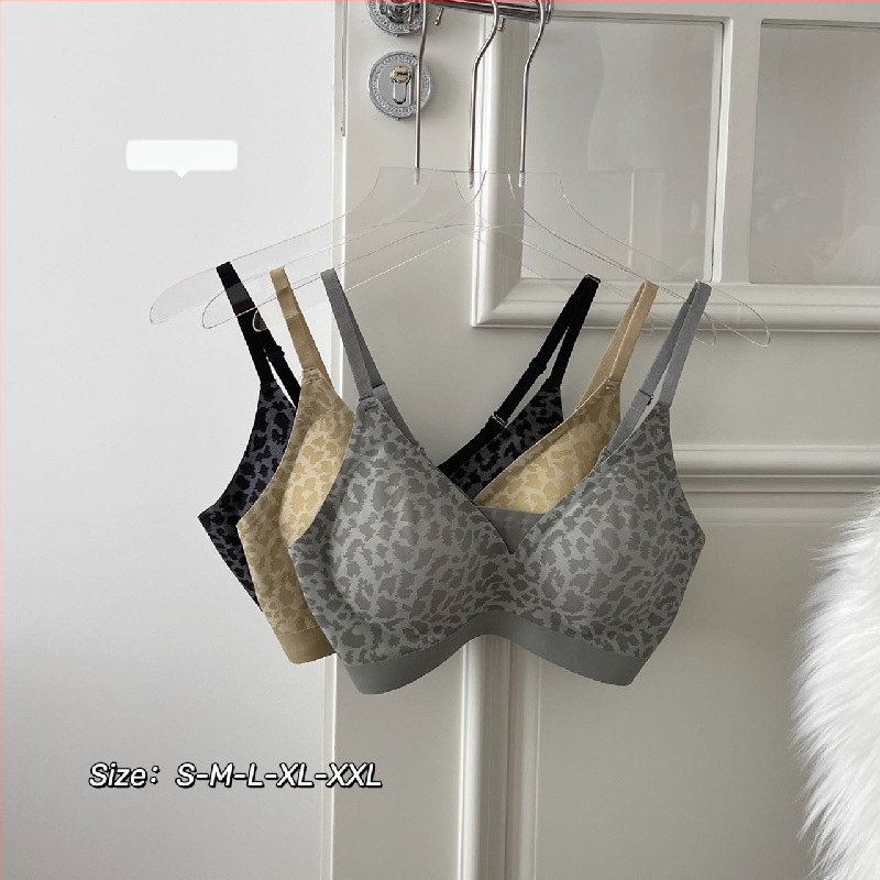 Bešveidīgs krūšturis ar leoparda rakstu, neilona audums ar spandeksa pamatni, 3/4 krūšuforma ar plānām veidotām kupām, aizmugurē divu rindu sprādze