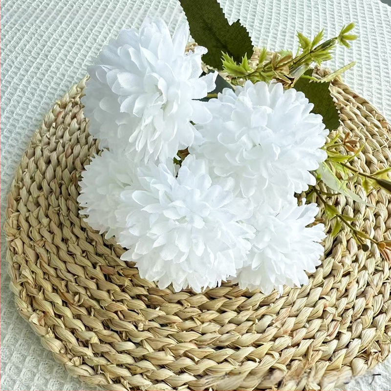 Penghan dirbtinis 6 galvų krizantemų puokštė su vienu kotu, mažas puokštė; medžiagos: plastikas, šilko gėlės, poliesterio audinys; vestuvėms, namų dekorui, nuotraukų rekvizitams