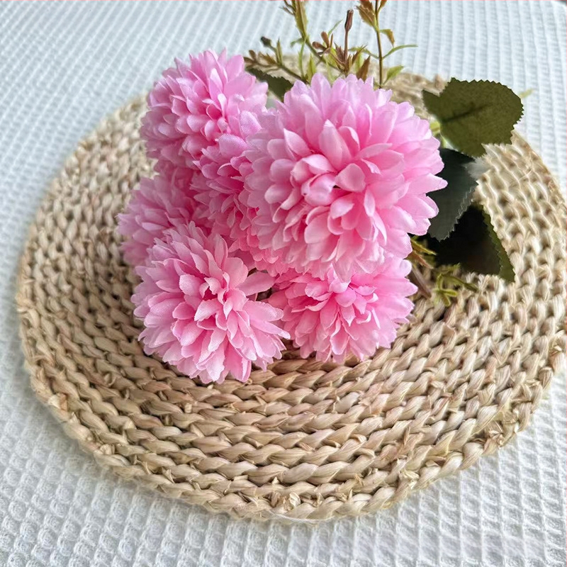 Penghan dirbtinis 6 galvų krizantemų puokštė su vienu kotu, mažas puokštė; medžiagos: plastikas, šilko gėlės, poliesterio audinys; vestuvėms, namų dekorui, nuotraukų rekvizitams