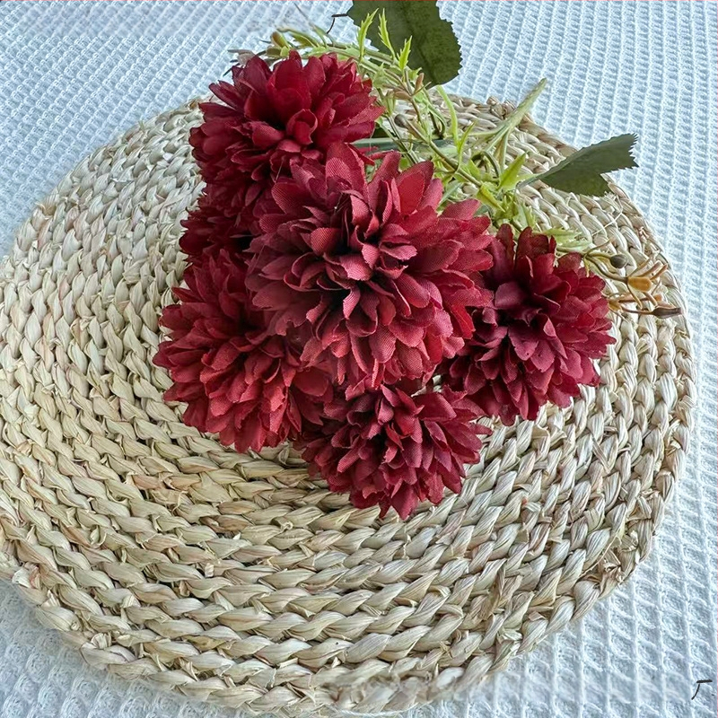 Penghan dirbtinis 6 galvų krizantemų puokštė su vienu kotu, mažas puokštė; medžiagos: plastikas, šilko gėlės, poliesterio audinys; vestuvėms, namų dekorui, nuotraukų rekvizitams