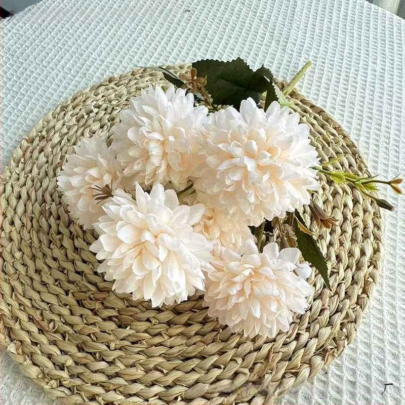 Penghan dirbtinis 6 galvų krizantemų puokštė su vienu kotu, mažas puokštė; medžiagos: plastikas, šilko gėlės, poliesterio audinys; vestuvėms, namų dekorui, nuotraukų rekvizitams