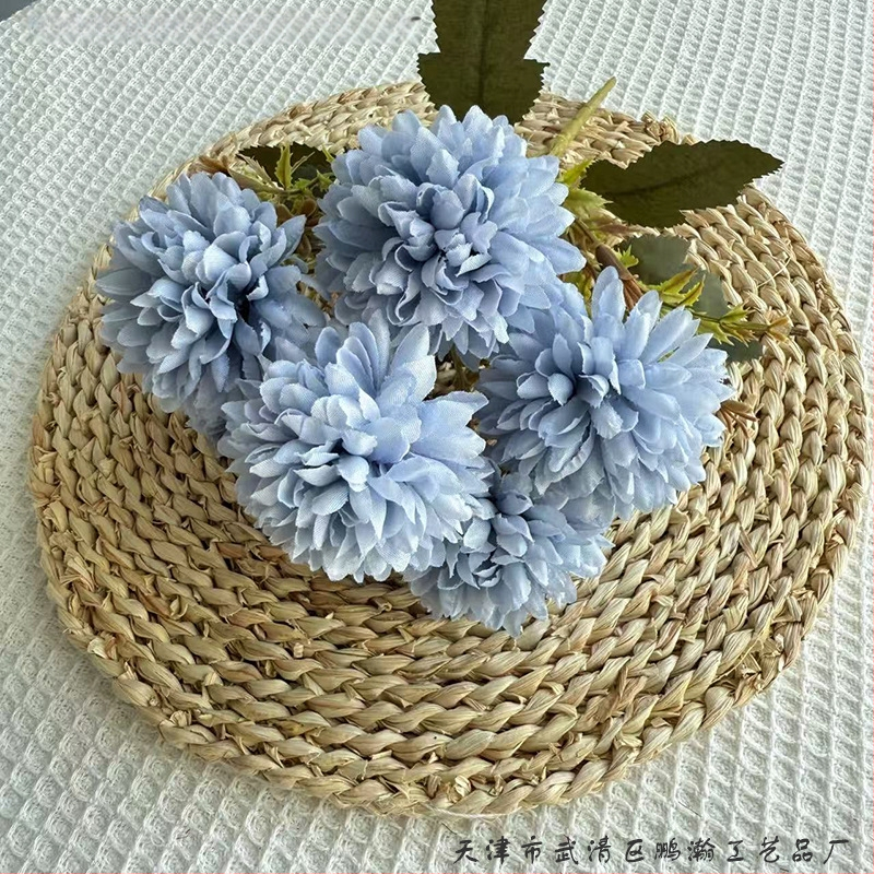 Penghan dirbtinis 6 galvų krizantemų puokštė su vienu kotu, mažas puokštė; medžiagos: plastikas, šilko gėlės, poliesterio audinys; vestuvėms, namų dekorui, nuotraukų rekvizitams