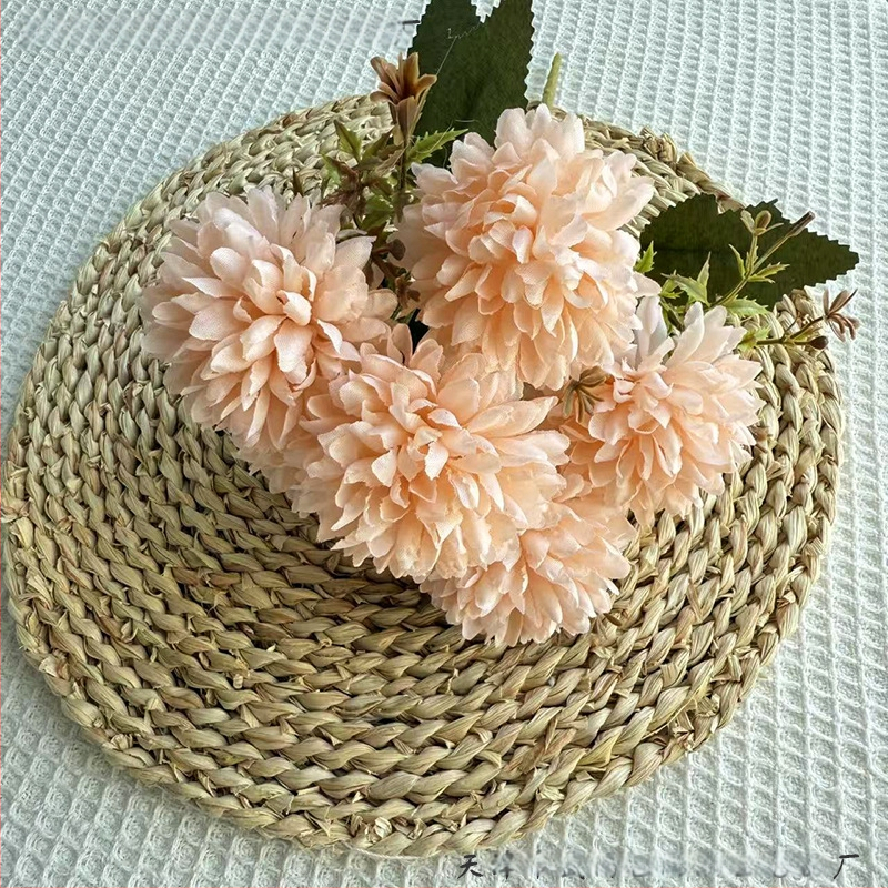 Penghan dirbtinis 6 galvų krizantemų puokštė su vienu kotu, mažas puokštė; medžiagos: plastikas, šilko gėlės, poliesterio audinys; vestuvėms, namų dekorui, nuotraukų rekvizitams