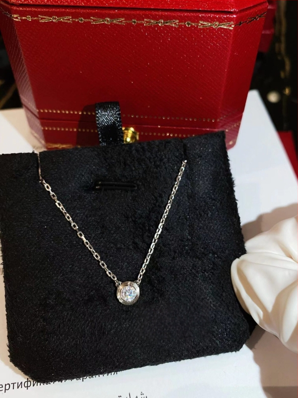 Piekaramais kulons, pilienveida forma no sakausējuma, viegls greznības stils, pavasaris 2024