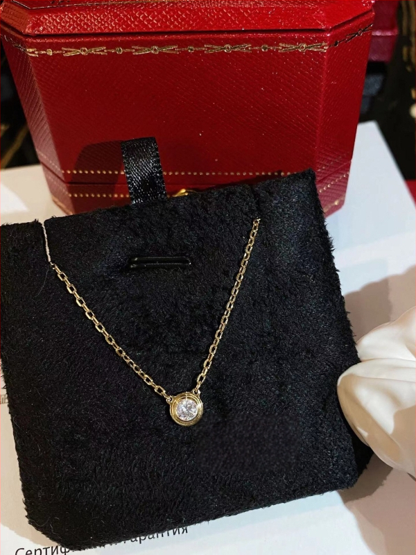 Piekaramais kulons, pilienveida forma no sakausējuma, viegls greznības stils, pavasaris 2024